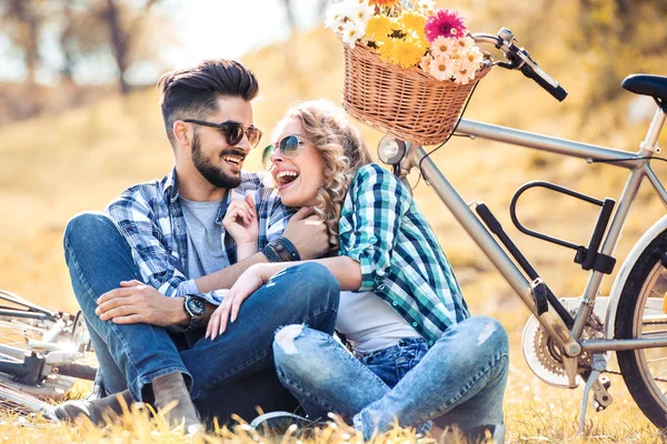 Paar rastet im Park aus — Stockfoto