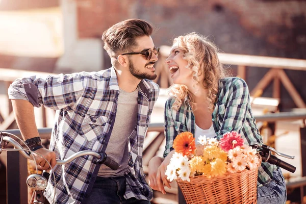 Casal andando de bicicleta e se divertindo — Fotografia de Stock