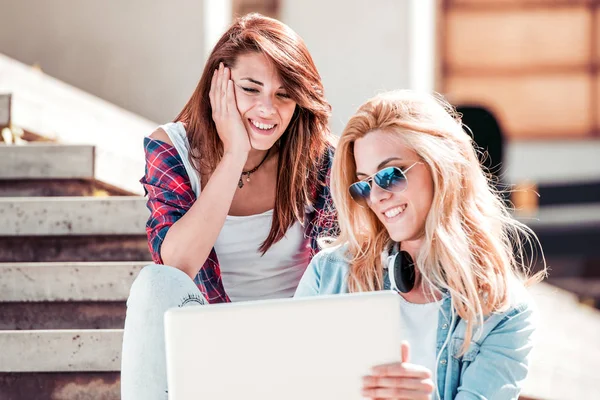 Las niñas usando el ordenador portátil en escaleras — Foto de Stock