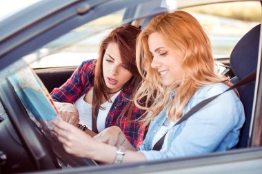 Kızlar araba sürüş harita ile