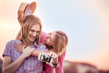 Dışarıda selfie çeken çift.