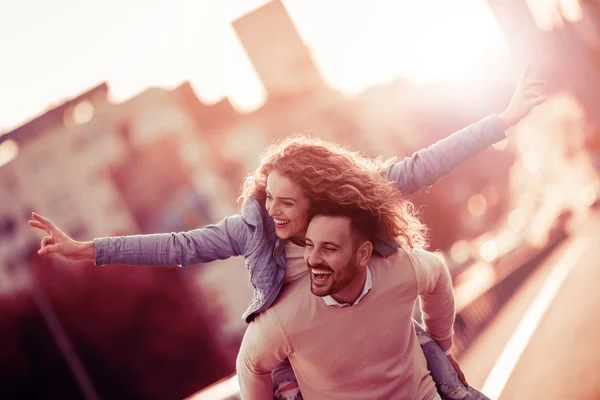 Hombre dando paseo a cuestas a la mujer — Foto de Stock