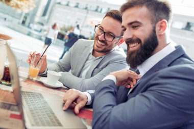 dizüstü bilgisayar ile iki iş adamları 