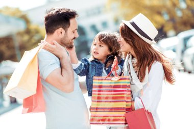 Alışveriş Torbası Olan Aile