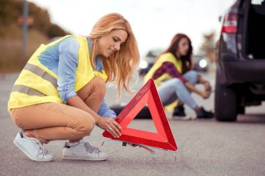 kadın asfaltta yol işareti yerleştirme