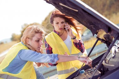 İki kadın arabasını tamir 
