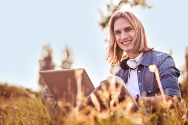 dizüstü bilgisayar kullanan adam