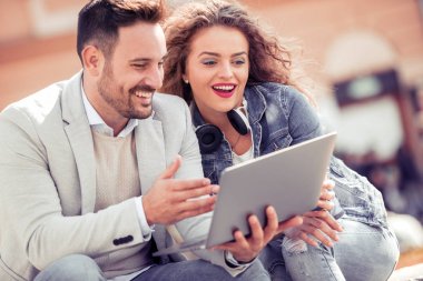 açık havada dizüstü kullanarak çift