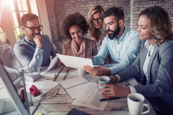 Verksamhet människor tittar på project plan — Stockfoto