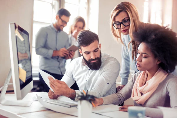 Proje ile çalışan iş adamları