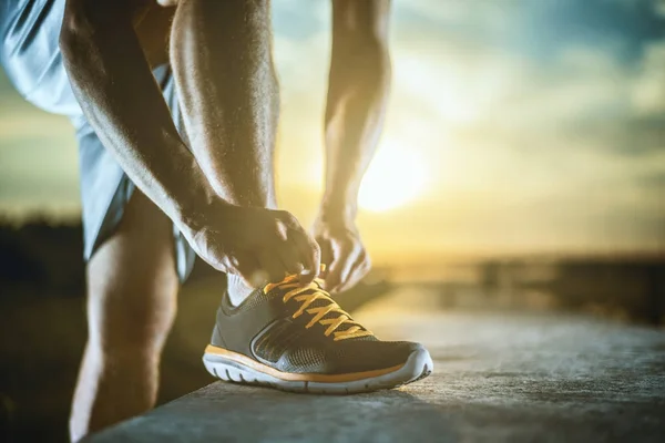 Runner tying shoelaces — Stock Photo, Image