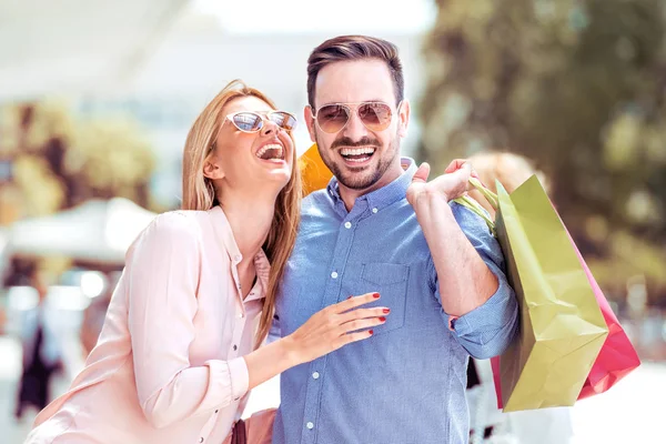 Couple avec sacs à provisions — Photo