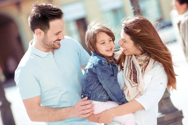 Familia divirtiéndose juntos — Foto de Stock