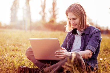 dizüstü bilgisayar kullanan adam