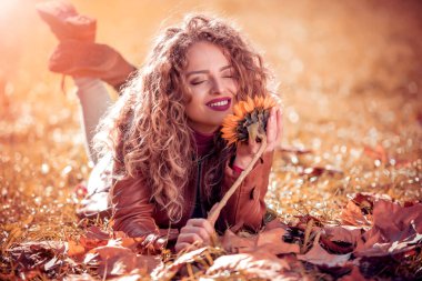 Ayçiçeğiyle poz veren kadın 