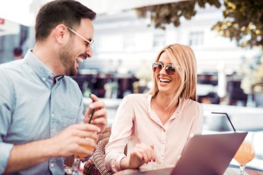 Sokak kafede dizüstü kullanarak çift 