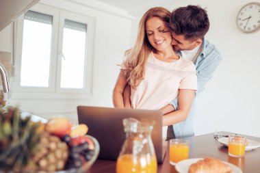 Mutfakta kucaklaşan çift. 