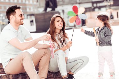 Aile birlikte eğleniyor.