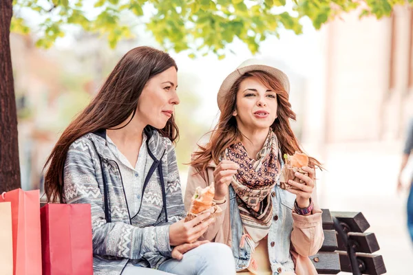 Chicas comiendo sándwiches — Foto de Stock