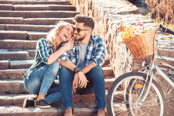 Χαμογελώντας ζευγάρι με σταθμευμένο ποδήλατο — Φωτογραφία Αρχείου