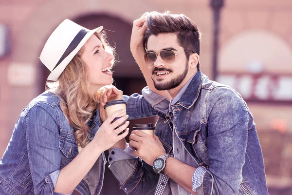 Pareja con café para llevar — Foto de Stock