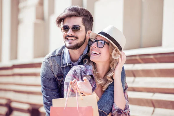 Pareja con bolsas de compras — Foto de Stock