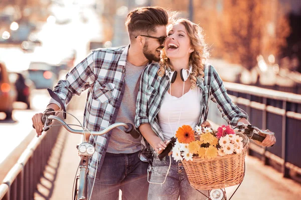 Pareja caminando con bicicletas — Foto de Stock