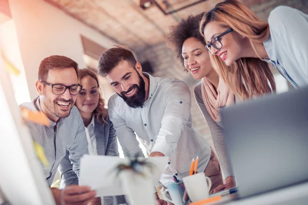 Business team smiling in office — Stock Photo, Image