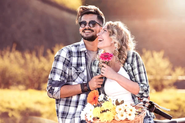 Pareja sonriente con flores — Foto de Stock