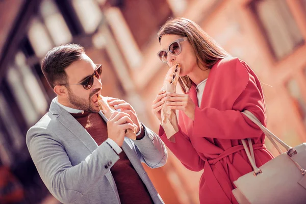 Pareja comiendo sándwiches — Foto de Stock