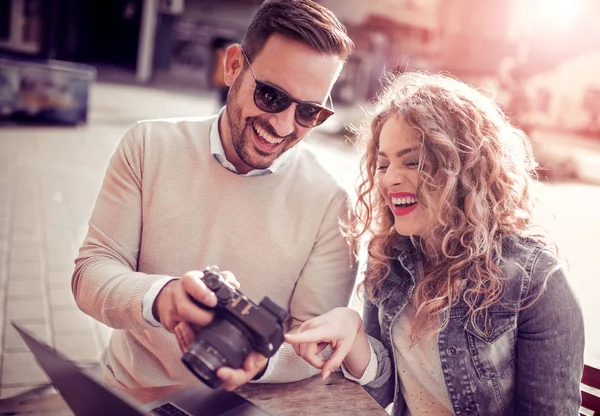 Pareja viendo imágenes en la cámara — Foto de Stock