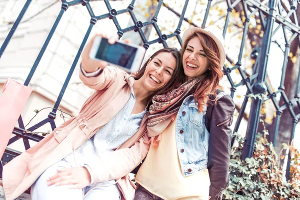 Duas jovens a tirar selfie — Fotografia de Stock