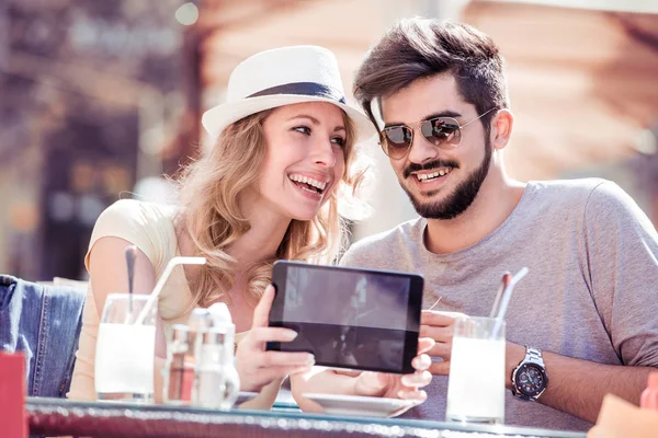 Młoda para biorąc selfie w kawiarni na świeżym powietrzu — Zdjęcie stockowe