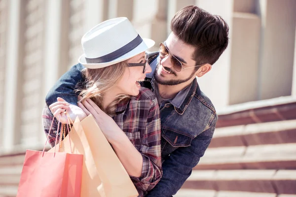 Couple avec sacs à provisions — Photo