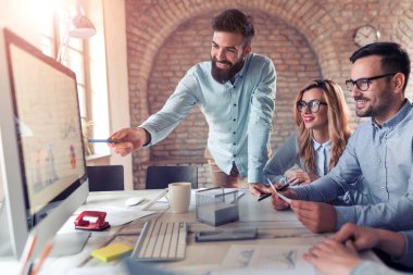 Ofiste çalışan iş adamları