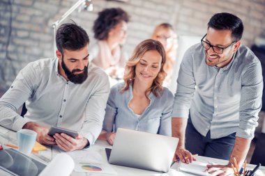 Ofiste çalışan iş adamları