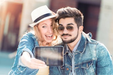 Mutlu genç çift selfie çekiyor.