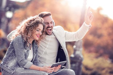 Sevgi dolu çift bankta oturan 