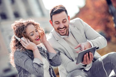 Sevgi dolu çift bankta oturan