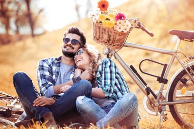 genç bir çift birlikte bisiklet park