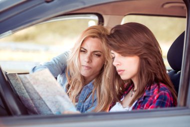 İki genç kız arabada seyahat