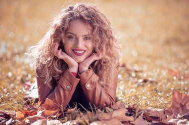 Mutlu, genç, güzel kadın