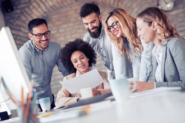 Gente de negocios trabajando en oficina — Foto de Stock