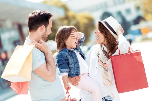 Küçük çocuk ile mutlu aile