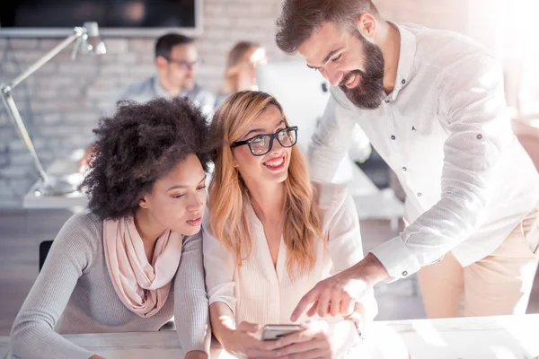 Gente de negocios trabajando en oficina — Foto de Stock