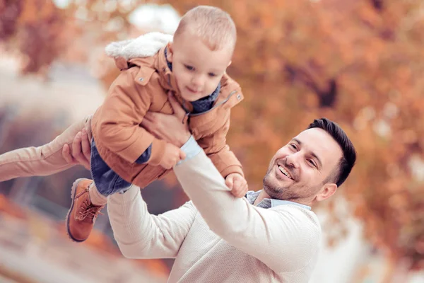 Felice giovane padre e piccolo figlio — Foto Stock