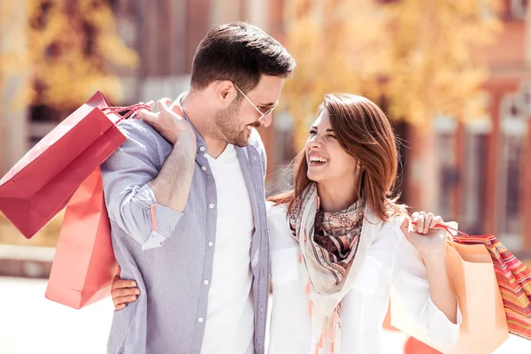 Portrait de jeune couple heureux — Photo