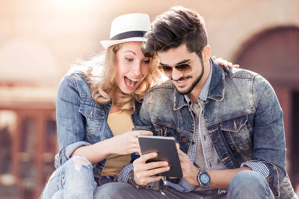 Joven pareja bebiendo café — Foto de Stock