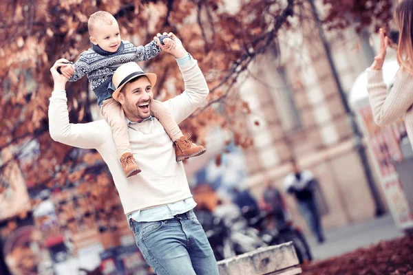 Glücklicher junger Vater und sein kleiner Sohn — Stockfoto