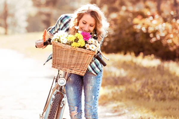 Donna con bicicletta e fiori — Foto Stock